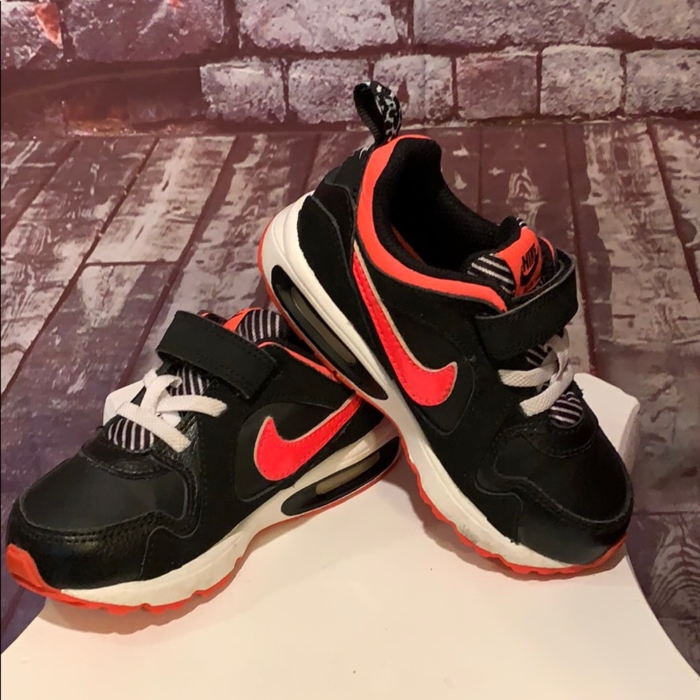 Nike Air Max Child’s Sneakers 9C with Nike Socks!